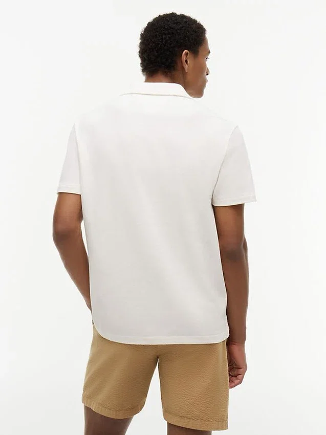 Camisa polo com bolso em malha e corte regular Camisa polo com bolso em malha e corte regular