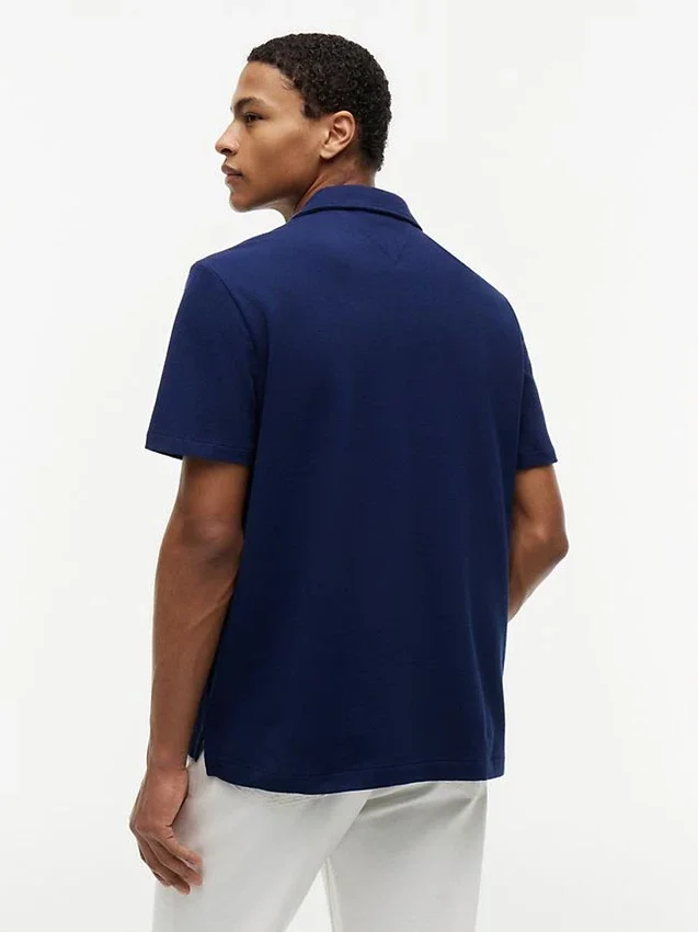 Camisa polo com bolso em malha e corte regular Camisa polo com bolso em malha e corte regular