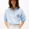 Camisa às riscas com logótipo em relevo e corte descontraído