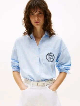 Camisa às riscas com logótipo em relevo e corte descontraído
