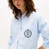Camisa às riscas com logótipo em relevo e corte descontraído