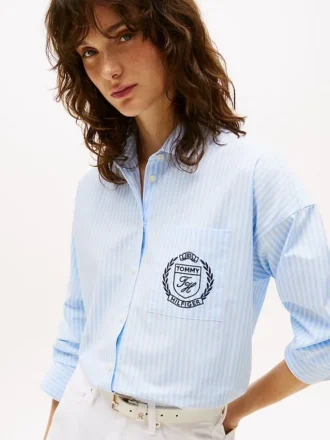 Camisa às riscas com logótipo em relevo e corte descontraído