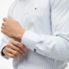 Camisa TH Performance às riscas com corte regular Camisa TH Performance às riscas com corte regular
