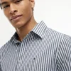Camisa TH Performance às riscas com corte regular Camisa TH Performance às riscas com corte regular