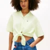 Camisa Tommy Jeans com laço à frente em mistura de linho Camisa Tommy Jeans com laço à frente em mistura de linho