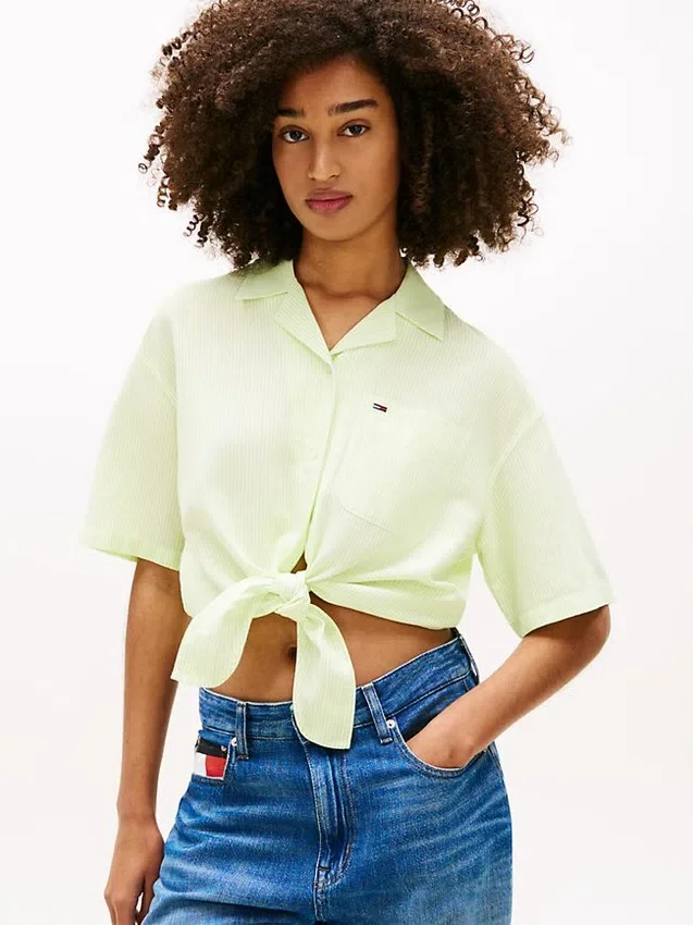 Camisa Tommy Jeans com laço à frente em mistura de linho Camisa Tommy Jeans com laço à frente em mistura de linho