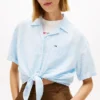 Camisa Tommy Jeans com laço à frente em mistura de linho Camisa Tommy Jeans com laço à frente em mistura de linho