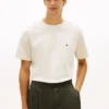 Camiseta com corte descontraído e logótipo de bandeira nas costas Camiseta com corte descontraído e logótipo de bandeira nas costas