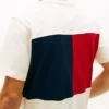 Camiseta com corte descontraído e logótipo de bandeira nas costas Camiseta com corte descontraído e logótipo de bandeira nas costas