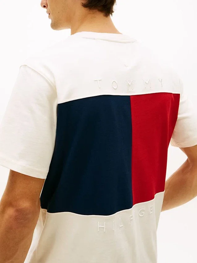 Camiseta com corte descontraído e logótipo de bandeira nas costas Camiseta com corte descontraído e logótipo de bandeira nas costas