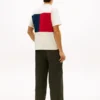 Camiseta com corte descontraído e logótipo de bandeira nas costas Camiseta com corte descontraído e logótipo de bandeira nas costas