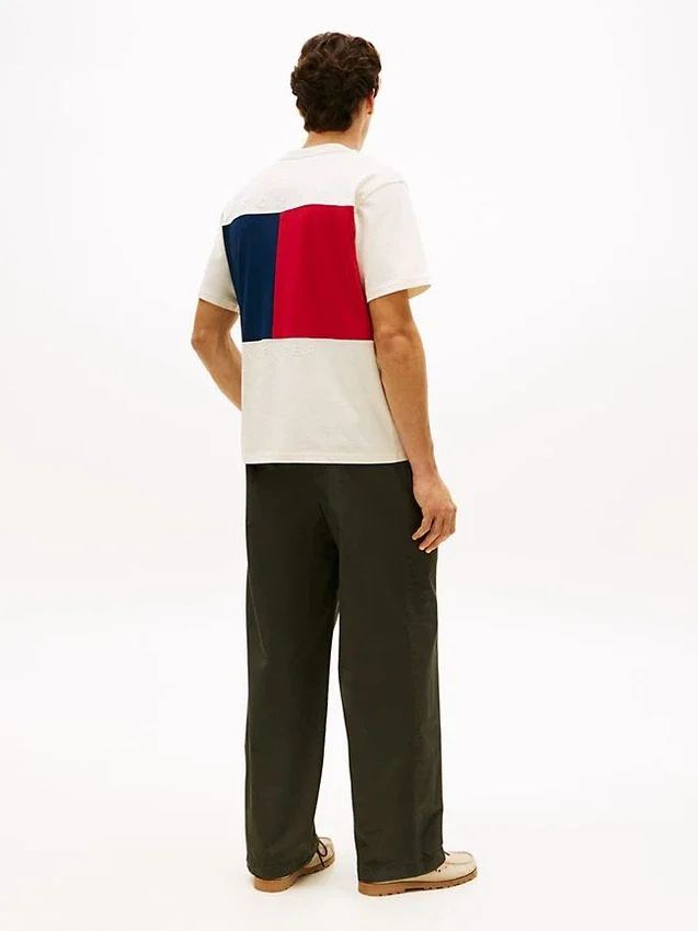 Camiseta com corte descontraído e logótipo de bandeira nas costas Camiseta com corte descontraído e logótipo de bandeira nas costas