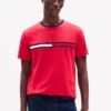 Camiseta com logotipo bordado em listras de bandeira Camiseta com logotipo bordado em listras de bandeira