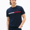 Camiseta com logotipo bordado em listras de bandeira Camiseta com logotipo bordado em listras de bandeira