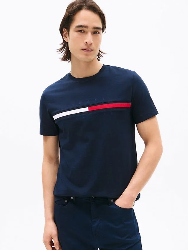 Camiseta com logotipo bordado em listras de bandeira Camiseta com logotipo bordado em listras de bandeira