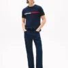Camiseta com logotipo bordado em listras de bandeira Camiseta com logotipo bordado em listras de bandeira