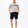 Camiseta com logotipo bordado em listras de bandeira Camiseta com logotipo bordado em listras de bandeira