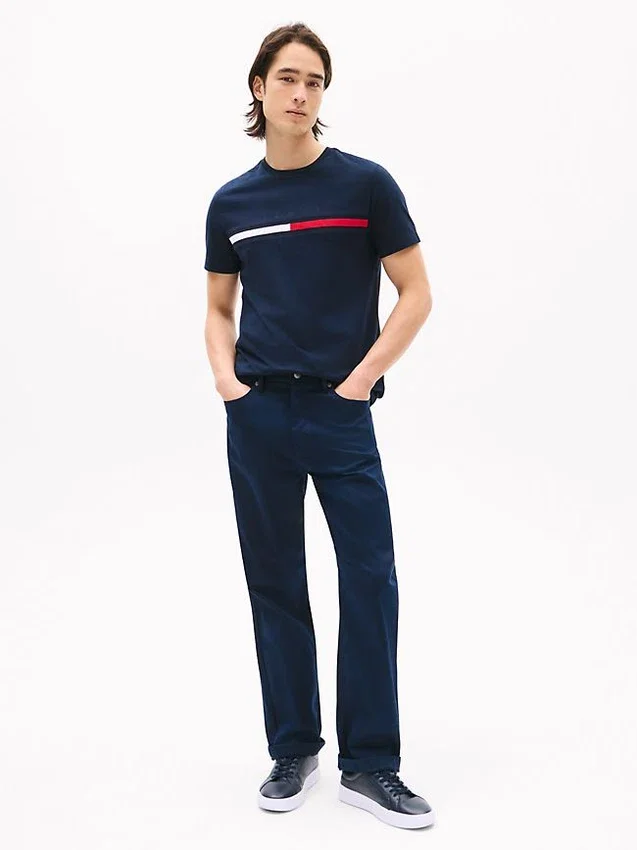Camiseta com logotipo bordado em listras de bandeira Camiseta com logotipo bordado em listras de bandeira