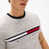 Camiseta com logotipo bordado em listras de bandeira Camiseta com logotipo bordado em listras de bandeira