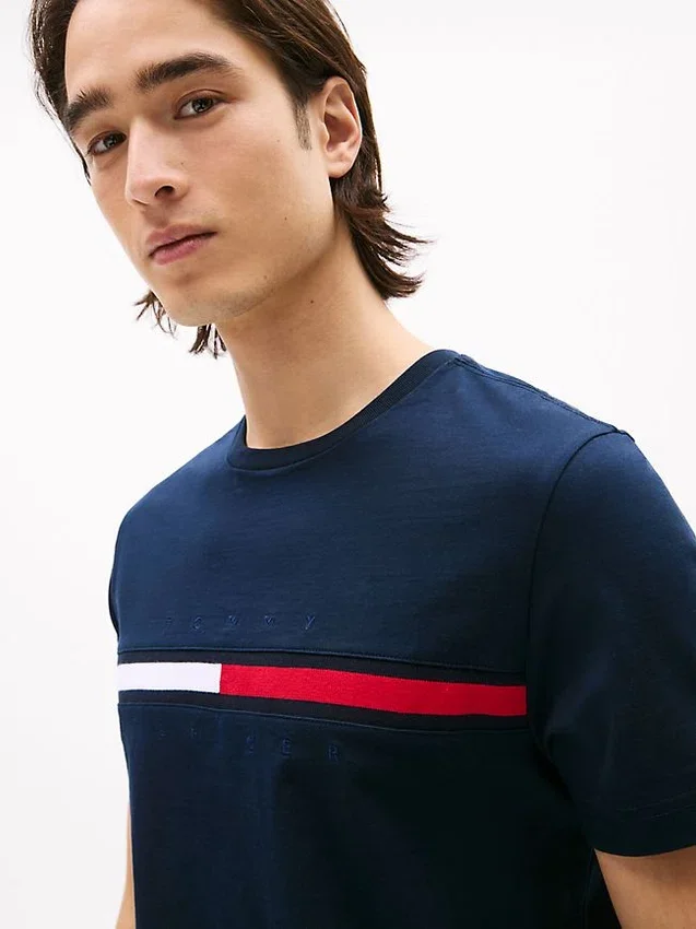 Camiseta com logotipo bordado em listras de bandeira Camiseta com logotipo bordado em listras de bandeira