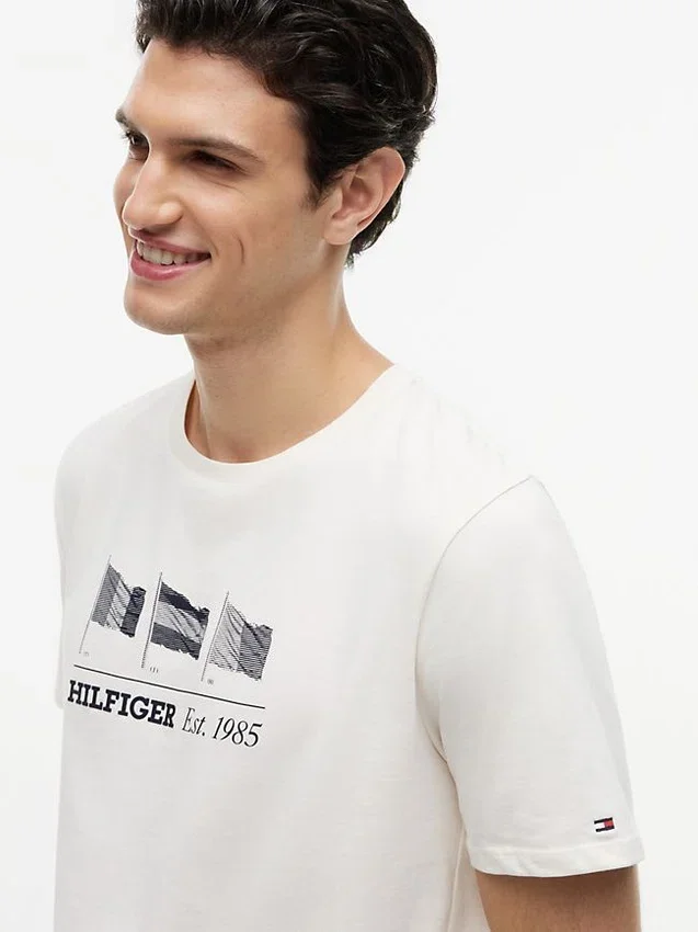 Camiseta com logotipo multiflagas Hilfiger Camiseta com logotipo multiflagas Hilfiger