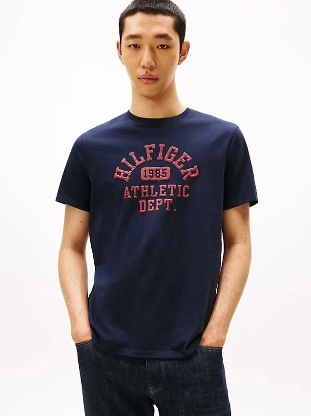 Camiseta Hilfiger 1985 com logotipo atlético Camiseta Hilfiger 1985 com logotipo atlético