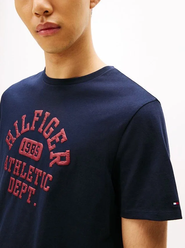 Camiseta Hilfiger 1985 com logotipo atlético Camiseta Hilfiger 1985 com logotipo atlético