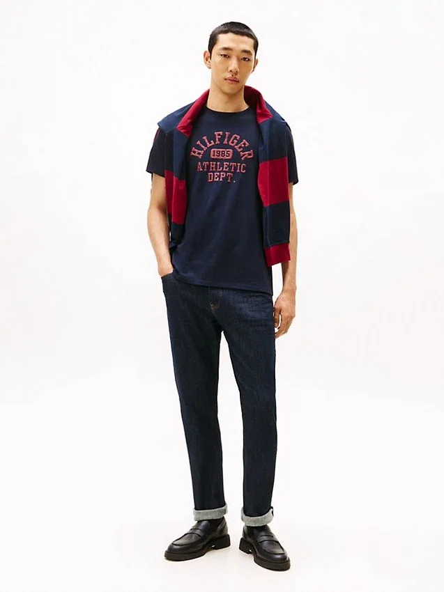 Camiseta Hilfiger 1985 com logotipo atlético Camiseta Hilfiger 1985 com logotipo atlético