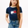 Camiseta infantil com logotipo de bandeira ondulada Camiseta infantil com logotipo de bandeira ondulada