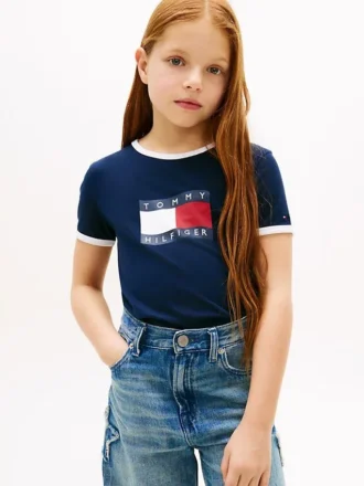 Camiseta infantil com logotipo de bandeira ondulada