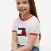 Camiseta infantil com logotipo de bandeira ondulada Camiseta infantil com logotipo de bandeira ondulada