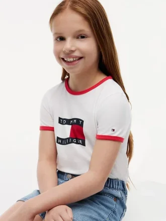 Camiseta infantil com logotipo de bandeira ondulada