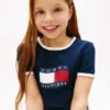 Camiseta infantil com logotipo de bandeira ondulada Camiseta infantil com logotipo de bandeira ondulada