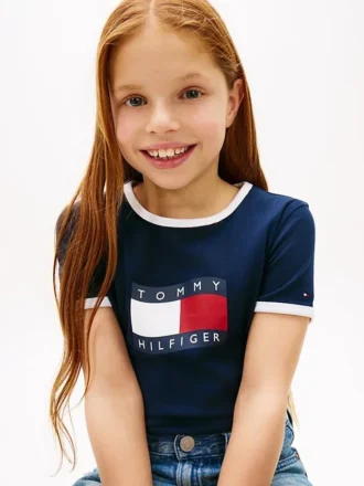 Camiseta infantil com logotipo de bandeira ondulada