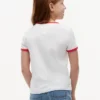 Camiseta infantil com logotipo de bandeira ondulada Camiseta infantil com logotipo de bandeira ondulada