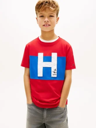 Camiseta infantil com logotipo náutico em blocos de cor