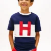 Camiseta infantil com logotipo náutico em blocos de cor Camiseta infantil com logotipo náutico em blocos de cor