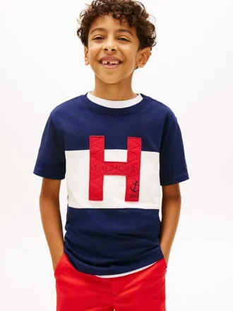 Camiseta infantil com logotipo náutico em blocos de cor