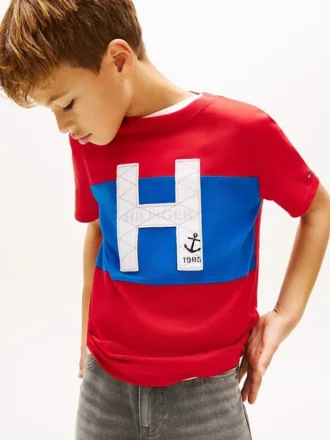 Camiseta infantil com logotipo náutico em blocos de cor