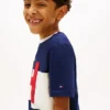 Camiseta infantil com logotipo náutico em blocos de cor Camiseta infantil com logotipo náutico em blocos de cor