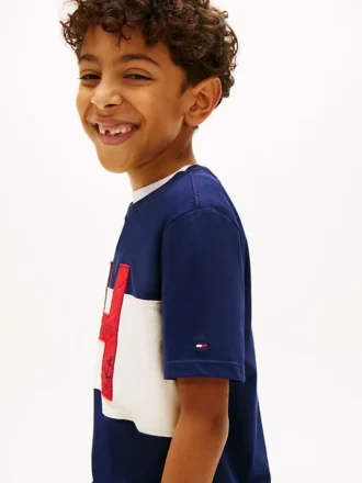 Camiseta infantil com logotipo náutico em blocos de cor