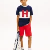 Camiseta infantil com logotipo náutico em blocos de cor Camiseta infantil com logotipo náutico em blocos de cor