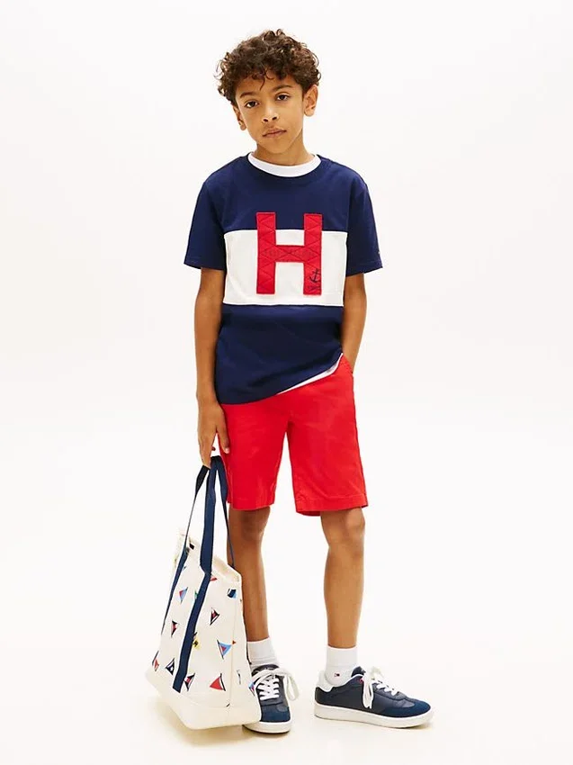 Camiseta infantil com logotipo náutico em blocos de cor Camiseta infantil com logotipo náutico em blocos de cor