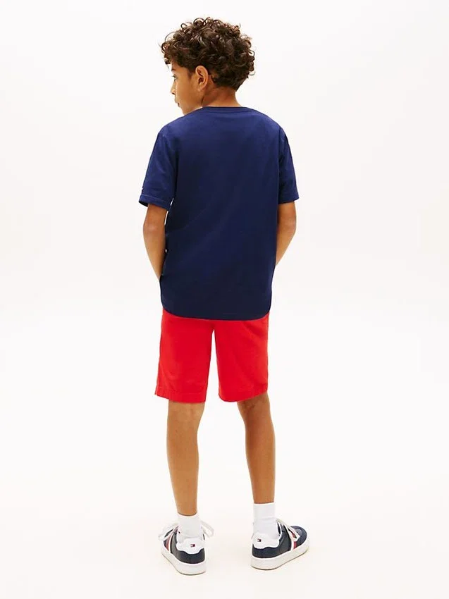 Camiseta infantil com logotipo náutico em blocos de cor Camiseta infantil com logotipo náutico em blocos de cor