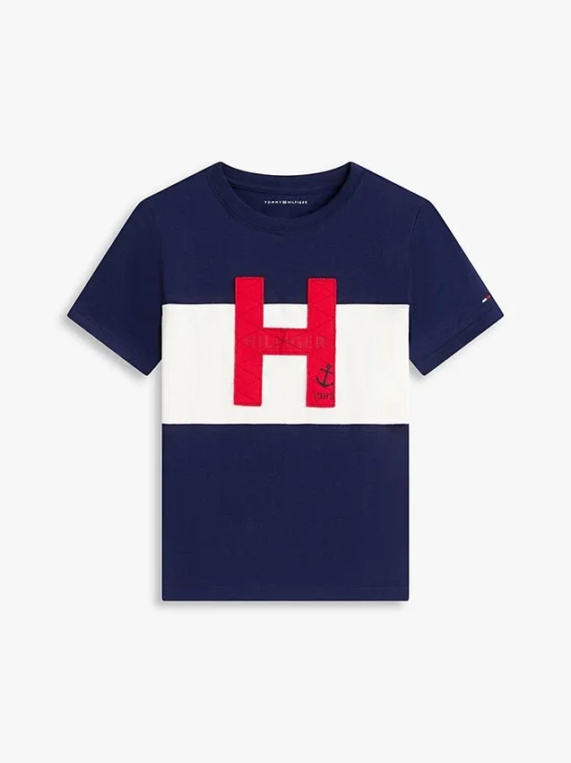 Camiseta infantil com logotipo náutico em blocos de cor Camiseta infantil com logotipo náutico em blocos de cor