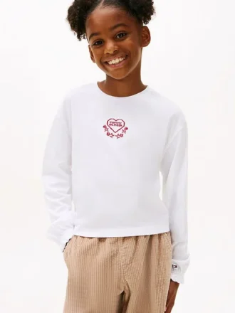 Camiseta infantil com logótipo bordado em forma de coração
