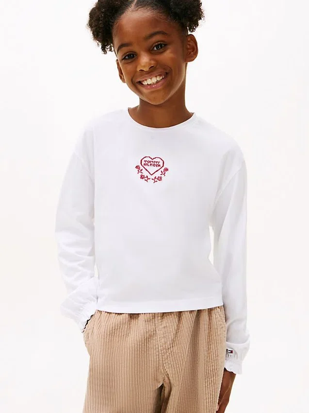 Camiseta infantil com logótipo bordado em forma de coração Camiseta infantil com logótipo bordado em forma de coração