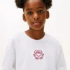 Camiseta infantil com logótipo bordado em forma de coração Camiseta infantil com logótipo bordado em forma de coração