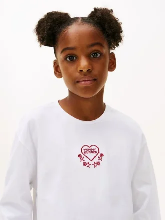 Camiseta infantil com logótipo bordado em forma de coração