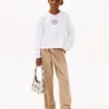 Camiseta infantil com logótipo bordado em forma de coração Camiseta infantil com logótipo bordado em forma de coração